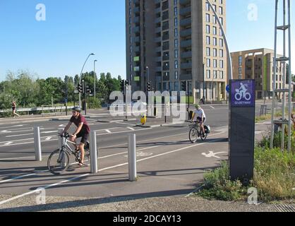 Londres, Royaume-Uni. Les cyclistes utilisent la nouvelle voie à vélo séparée le long de Ruckholt Road, une route très fréquentée, qui fait partie du plan Mini-Holland de Waltham Forest pour des rues plus sûres. Banque D'Images