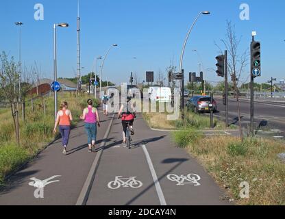 Londres, Royaume-Uni. Les cyclistes utilisent la nouvelle voie à vélo séparée le long de Ruckholt Road, une route très fréquentée, qui fait partie du plan Mini-Holland de Waltham Forest pour des rues plus sûres. Banque D'Images