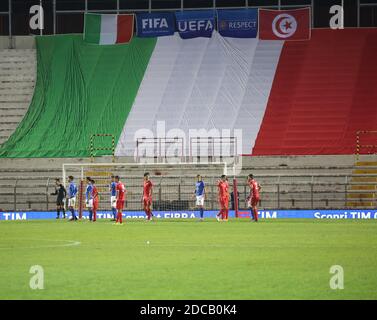 Vicenza, VI, Italie - 15 octobre 2018: Match de football Italie contre Tunisie moins de 21 ans au stade Menti et le grand drapeau italien Banque D'Images