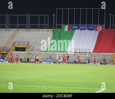 Vicenza, VI, Italie - 15 octobre 2018: Match de football Italie contre Tunisie moins de 21 ans au stade Menti et grand drapeau italien Banque D'Images