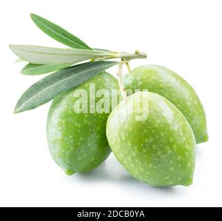 Olives naturelles vertes avec feuilles isolées sur fond blanc. Banque D'Images