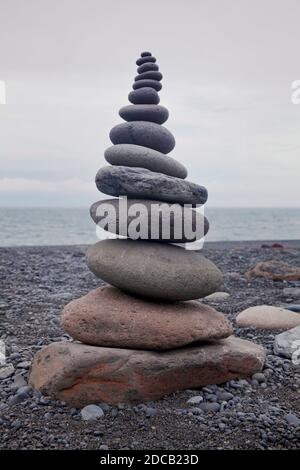 Pieu de pierre sur la plage de lave noire Djuponalonssandur, Islande, Snaefellsnes Banque D'Images