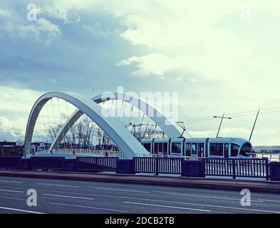 Tramway T3 dans un pont de la confluence, à Lyon, France Banque D'Images