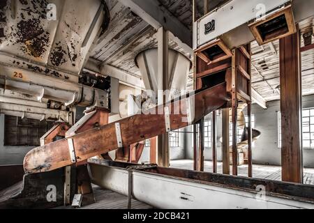 L'ancien entrepôt industriel abandonné et l'espace de fabrication ont démoli Banque D'Images