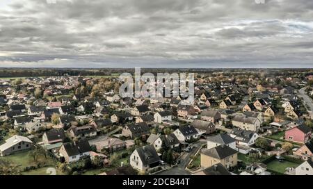 Vue aérienne d'une colonie avec des maisons des années 1950, désaturées Banque D'Images