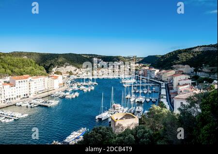 Une image prise de haut en bas sur le port principal de Bonifacio Corse France. Banque D'Images