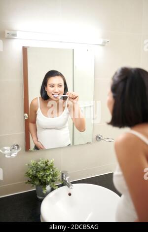 Magnifique Portrait de femme enceinte se brosser les dents à bains Banque D'Images