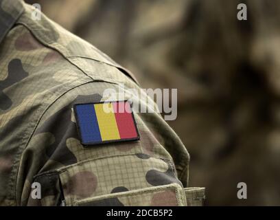 Drapeau de la Roumanie sur l'uniforme militaire. Armée, forces armées, soldats. Collage. Banque D'Images