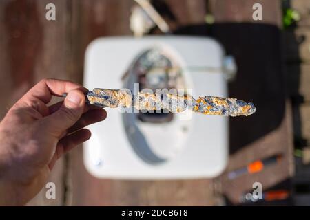 Endommagé par un chauffe-eau de corrosion et de rouille sur le fond de la chaudière, sur une table en bois. Vue de dessus. Banque D'Images