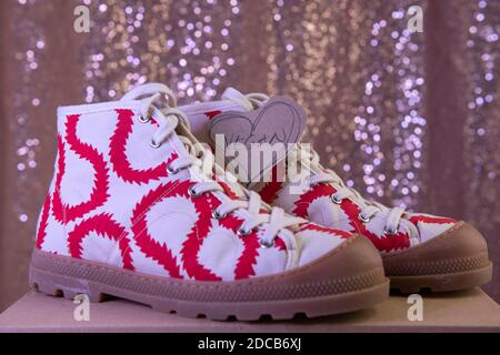 Baskets Vivienne Westwood vegan avec motif rouge et blanc. Banque D'Images