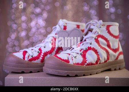 Baskets Vivienne Westwood vegan avec motif rouge et blanc. Banque D'Images