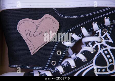 Baskets haute qualité Vivienne Westwood vegan Plimsoll avec logo Orb. Banque D'Images