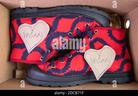 Baskets vegan à motif rouge vif Vivienne Westwood. Banque D'Images