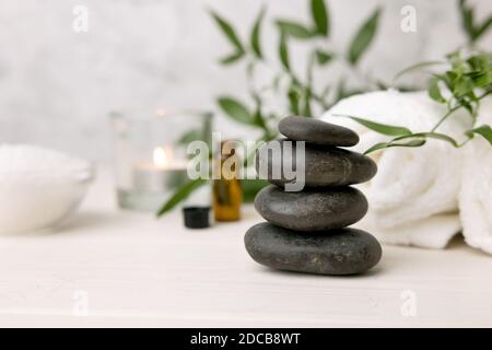 massage aux pierres chaudes - soins de beauté au spa sur blanc table en bois Banque D'Images