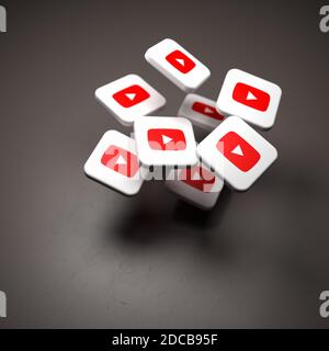 Logos du site vidéo des médias sociaux et de l'application Youtube tombant sur une table sombre. Espace de copie et mise au point sélective Banque D'Images