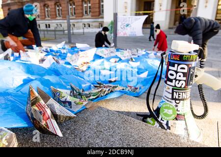 Kiel, Allemagne. 20 novembre 2020. Les activistes du mouvement climatique vendredi pour l'avenir ont mis des bateaux en papier sur une feuille de plastique bleue devant le Parlement de l'État de Kiel. Avec cette action, les participants veulent souligner l'élévation du niveau de la mer et exiger la neutralité climatique de l'Allemagne jusqu'en 2035. Credit: Frank Molter/dpa/Alay Live News Banque D'Images