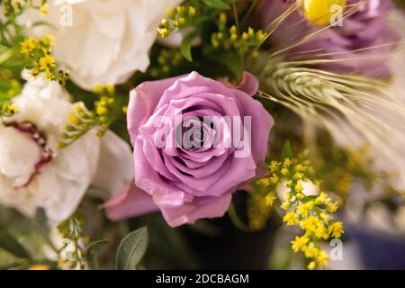 Magnifique rose rose chic et romantique dans un bouquet Banque D'Images