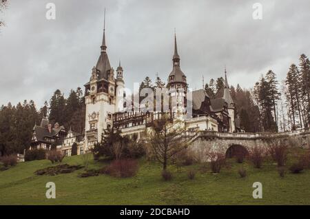 Ancien château de Peles en été, Sinaia Banque D'Images