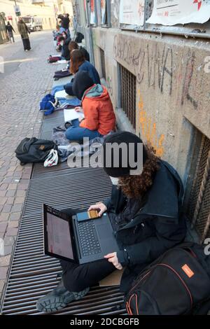 Turin, Italie. 20 novembre 2020. Turin, Liceo Classico Gioberti dans la via San Ottavio, quelques étudiants de l'École pour l'avenir démontrent en enseignant dans la rue contre l'apprentissage à distance. (turin - 2020-11-20, costa1ftg) p.s. la foto e' utilizzabile nel rispetto del contento in cui e' stata scattata, e senza intento diffamatorio del decoro delle persone rappresentate Credit: Independent photo Agency/Alay Live News Banque D'Images