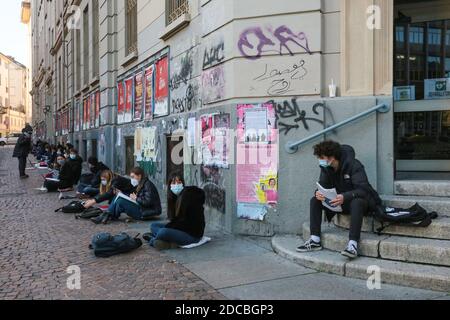 Turin, Italie. 20 novembre 2020. Turin, Liceo Classico Gioberti dans la via San Ottavio, quelques étudiants de l'École pour l'avenir démontrent en enseignant dans la rue contre l'apprentissage à distance. (turin - 2020-11-20, costa1ftg) p.s. la foto e' utilizzabile nel rispetto del contento in cui e' stata scattata, e senza intento diffamatorio del decoro delle persone rappresentate Credit: Independent photo Agency/Alay Live News Banque D'Images