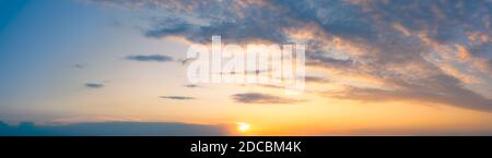 Grand ciel panoramique bleu orange avec soleil d'été jaune vif Et les nuages de Stratocumulus le matin Banque D'Images