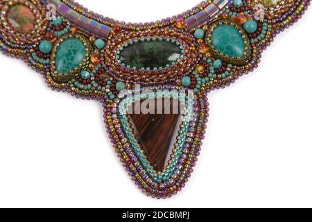Ornement collier perles améthyste turquoise luxe avec tidewater vert émeraude collier en pierre naturelle, bijoux perlés Banque D'Images