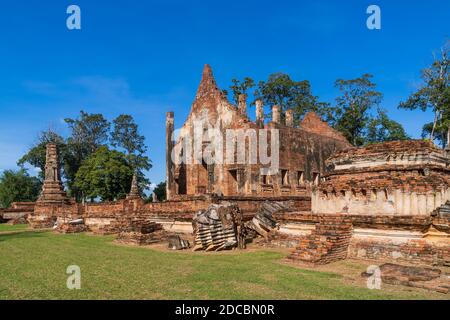 Ancienne ruine temple bouddhiste et chapelle d'ordonnance en brique, Wat Pho Prathap Chang construit Phra Chao Suea (Roi tigre) ou Suriyenthrathibodi depuis A Banque D'Images