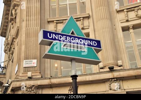 Pour marquer le lancement de la PlayStation 5, quatre panneaux temporaires du métro londonien en forme de boutons célèbres de la console ont pris le contrôle d'Oxford Circus, Londres. Banque D'Images