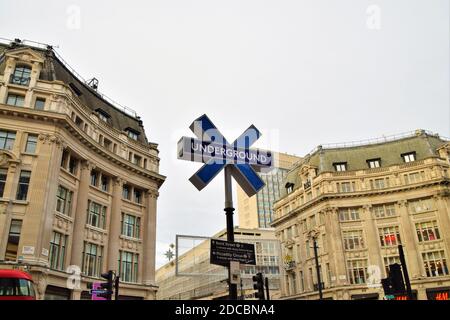 Pour marquer le lancement de la PlayStation 5, quatre panneaux temporaires du métro londonien en forme de boutons célèbres de la console ont pris le contrôle d'Oxford Circus, Londres. Banque D'Images