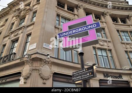 Pour marquer le lancement de la PlayStation 5, quatre panneaux temporaires du métro londonien en forme de boutons célèbres de la console ont pris le contrôle d'Oxford Circus, Londres. Banque D'Images