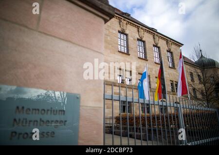 Nuremberg, Allemagne. 20 novembre 2020. Les procès de Memorium Nuremberg peuvent être lus sur un panneau à l'entrée du musée du même nom au tribunal régional de Nuremberg-Fürth. Après la fin de la Seconde Guerre mondiale, le monde s'est penché sur la salle d'audience 600. Jusqu'en 1949, les procès de Nuremberg ont eu lieu dans la salle d'audience du jury d'aujourd'hui. Aujourd'hui est le 75e anniversaire du début des procès de Nuremberg. Credit: Daniel Karmann/dpa/Alay Live News Banque D'Images