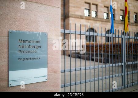 Nuremberg, Allemagne. 20 novembre 2020. Les procès de Memorium Nuremberg peuvent être lus sur un panneau à l'entrée du musée du même nom au tribunal régional de Nuremberg-Fürth. Après la fin de la Seconde Guerre mondiale, le monde s'est penché sur la salle d'audience 600. Jusqu'en 1949, les procès de Nuremberg ont eu lieu dans la salle d'audience du jury d'aujourd'hui. Aujourd'hui est le 75e anniversaire du début des procès de Nuremberg. Credit: Daniel Karmann/dpa/Alay Live News Banque D'Images