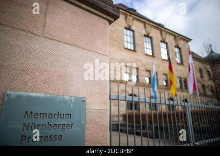 Nuremberg, Allemagne. 20 novembre 2020. Les procès de Memorium Nuremberg peuvent être lus sur un panneau à l'entrée du musée du même nom au tribunal régional de Nuremberg-Fürth. Après la fin de la Seconde Guerre mondiale, le monde s'est penché sur la salle d'audience 600. Jusqu'en 1949, les procès de Nuremberg ont eu lieu dans la salle d'audience du jury d'aujourd'hui. Aujourd'hui est le 75e anniversaire du début des procès de Nuremberg. Credit: Daniel Karmann/dpa/Alay Live News Banque D'Images