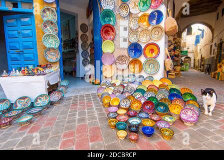 Souvenirs marocains dans le quartier médina d'Essaouira au Maroc Banque D'Images