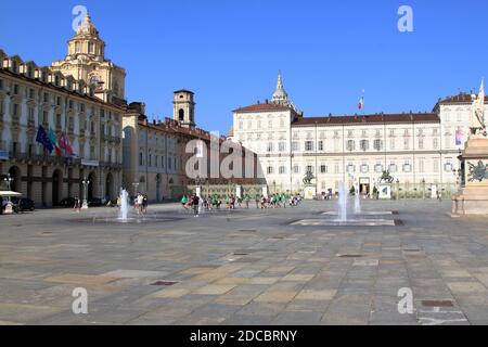 Place du Château, Turin. Italie - septembre 2020 : vue panoramique sur la place et la façade du Palais Royal de Savoie Banque D'Images