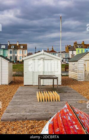 Belles cabanes de pêcheurs sur la plage entre Walmer et Deal, maisons colorées en bord de mer derrière, Kent, Royaume-Uni Banque D'Images