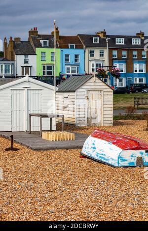 Belles cabanes de pêcheurs sur la plage entre Walmer et Deal, maisons colorées en bord de mer derrière, Kent, Royaume-Uni Banque D'Images