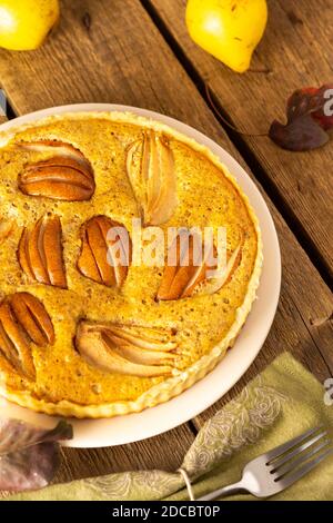 Tarte aux poires délicieuse aux poires jaunes sur fond de bois, de style rustique Banque D'Images