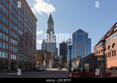 BOSTON, ma, États-Unis - 28 FÉVRIER 2020 : vue sur la rue, y compris la tour de l'horloge de la maison de douane Banque D'Images