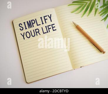 Simplifiez votre vie mot écrit dans bloc-notes.écriture conceptuelle main montrant Simplify Your Life. Texte de photo d'entreprise axé sur l'important et laisser quelqu'un Banque D'Images
