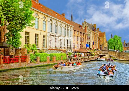 Bateaux de touristes sur les canaux de Bruges, Belgique. Banque D'Images