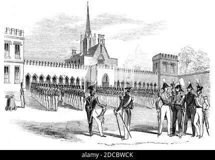 Défilé de cadets à la Cour de pierre, 1844. Soldats à la Royal Military Academy à Wooolwich, au sud-est de Londres, à l'extérieur de 'The Gothic Dining Hall, avec son élégante colonnade. Les Cadets sont formés en colonne, le capitaine Burnaby, assisté d'un bugler, occupe le centre, et un groupe des officiers généraux et d'état-major... remplissent le coin gauche. De "Illustrated London News", 1844, vol I. Banque D'Images