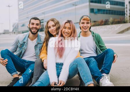 Des jeunes heureux se rencontrent en plein air - Groupe d'adolescents gaies s'amusant, des concepts sur l'adolescence, le mode de vie et la génération z Banque D'Images