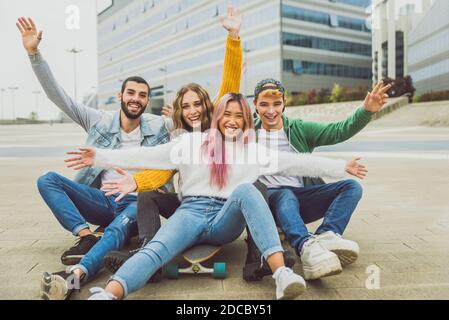 Des jeunes heureux se rencontrent en plein air - Groupe d'adolescents gaies s'amusant, des concepts sur l'adolescence, le mode de vie et la génération z Banque D'Images