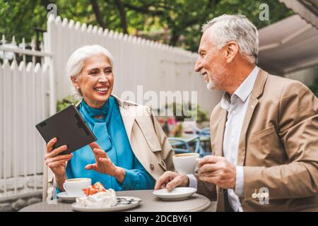 Beau couple senior datant en plein air - portrait de couple d'âge mûr, concepts sur les personnes âgées et le mode de vie Banque D'Images