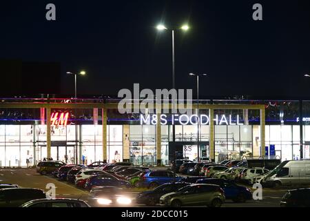 the springs thorpe park retail park leeds at twillight united royaume Banque D'Images