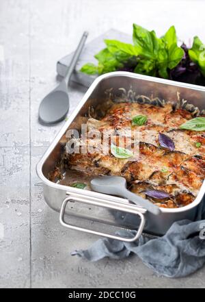 Cocotte avec viande, aubergine et fromage, sélection Banque D'Images