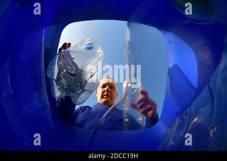 homme mettant des bouteilles en plastique dans la poubelle de recyclage ellerton yorkshire royaume-uni Banque D'Images