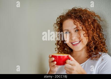 Jeune femme qui apprécie un café Banque D'Images