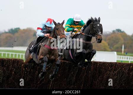 Espoir de Guye, monté par Charlie Deutsch (à gauche), remporte le dernier prix du Coral handicap Chase à l'hippodrome d'Ascot. Banque D'Images